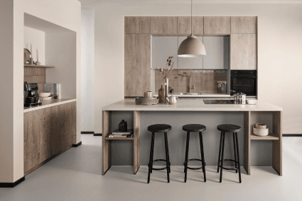 zwarte keuken met bar