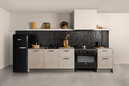 grijze kleine keuken