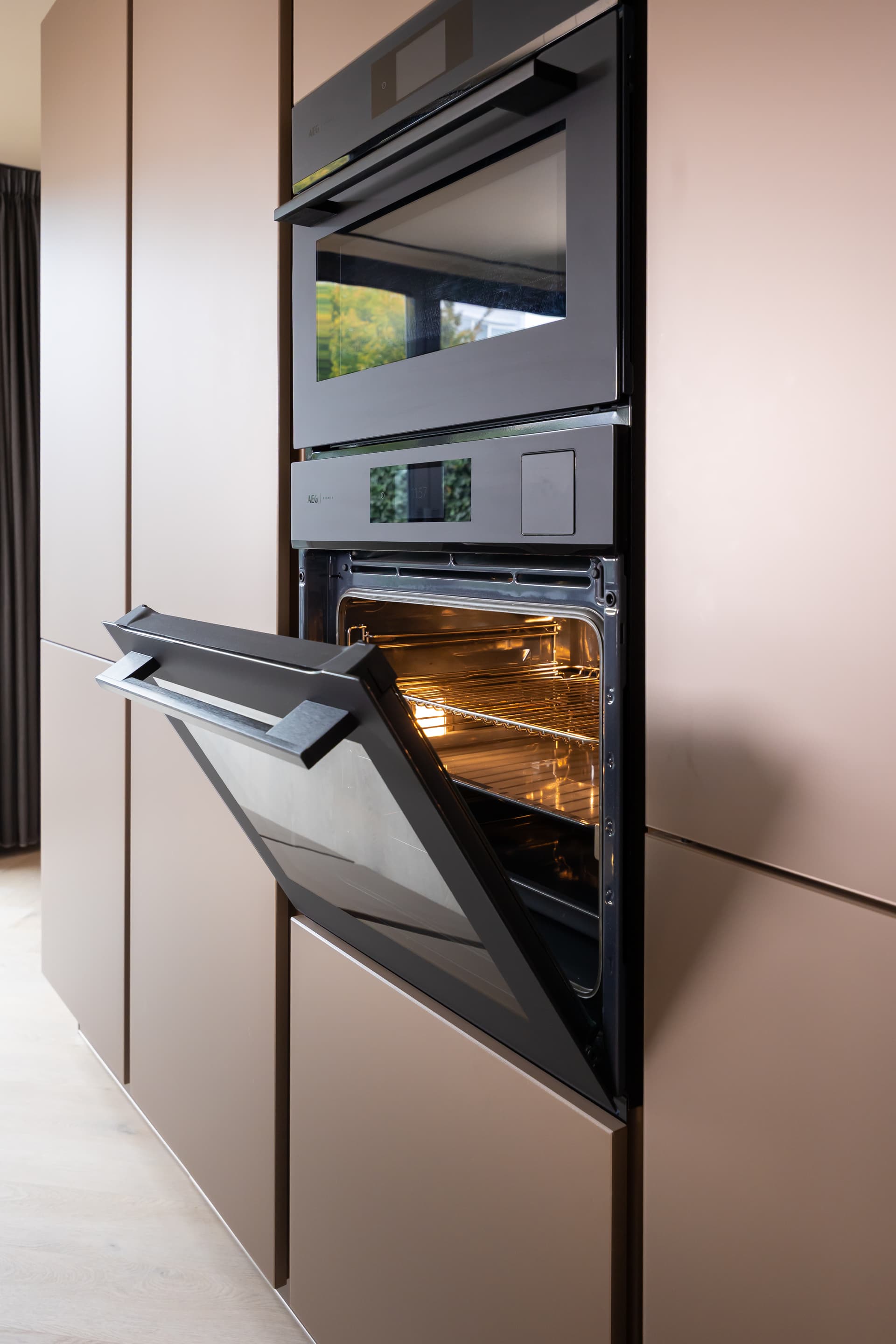 bronzen-keuken-hoog-keukenkast-oven-magnetron.jpg Binnenkijken bij fam. Kerklaan