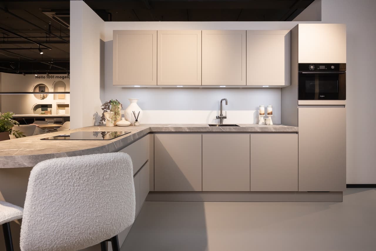 Main Image Keuken met bar - The Post Office-3.jpg Hello Kitchen - Greeploze Taupe keuken