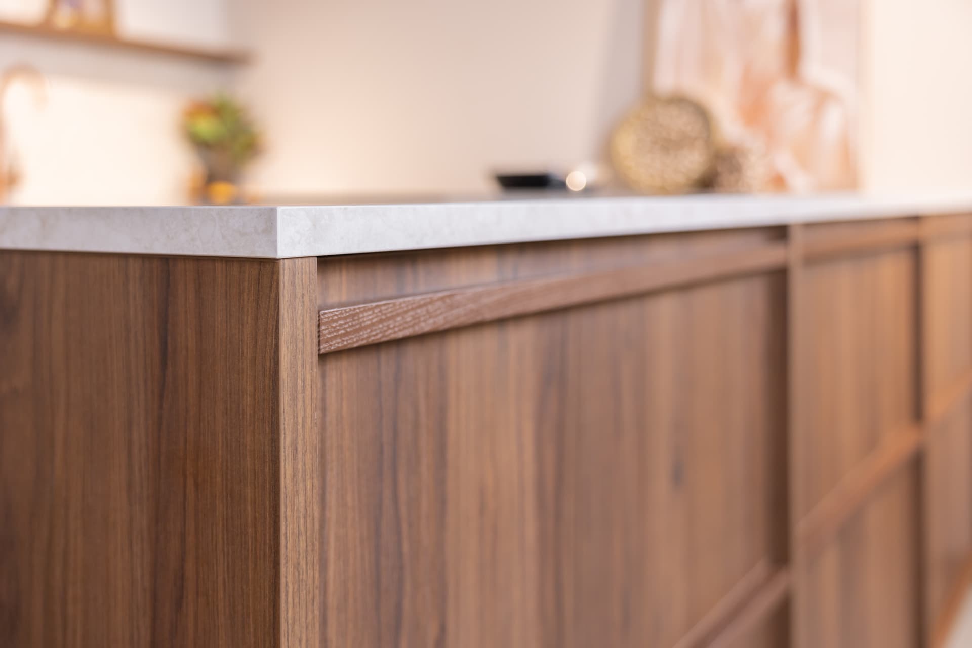schiereiland-keuken-walnoot.jpg detailfoto van een Hello Kitchen Keuken met schiereiland